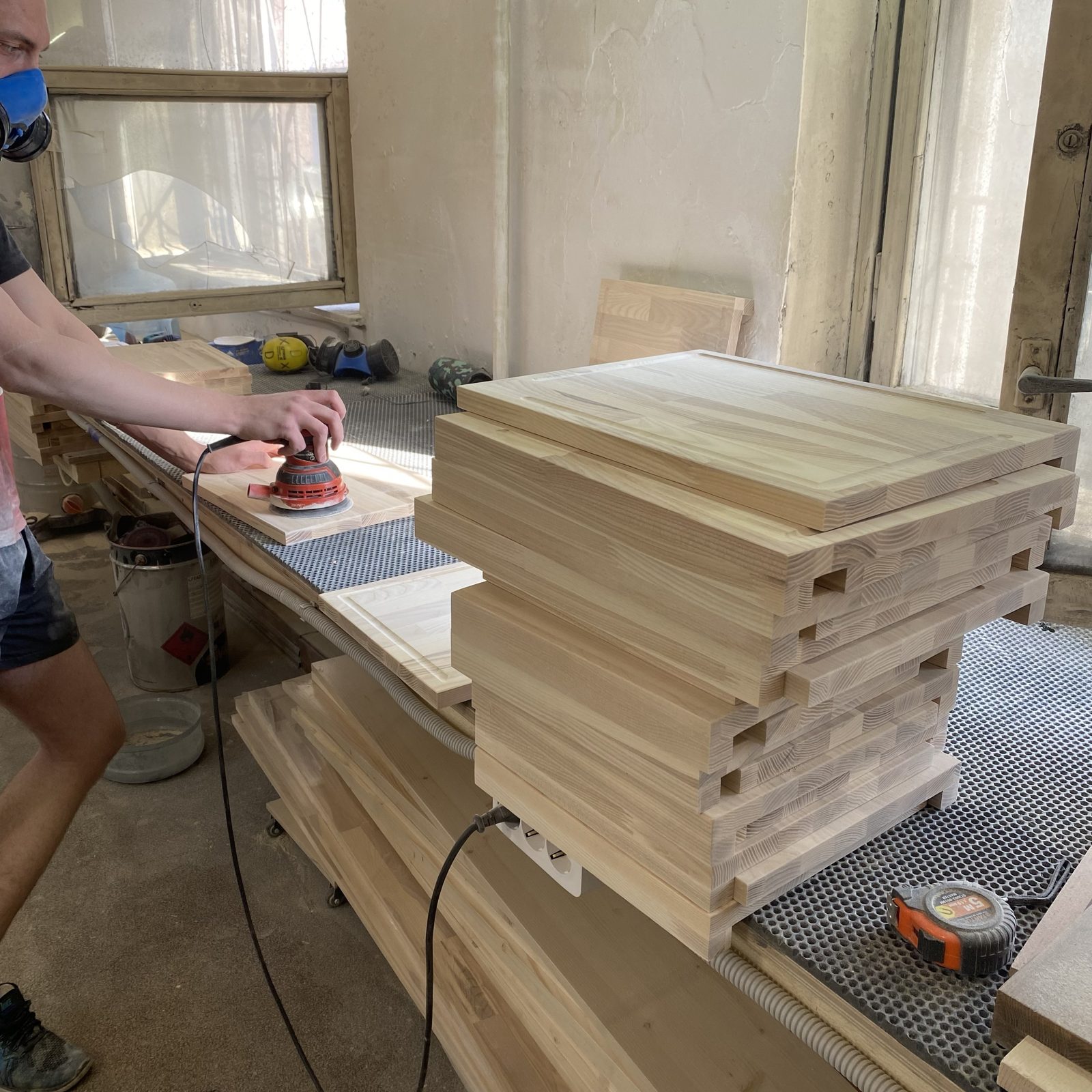 Шлифовка партии досок в цехе